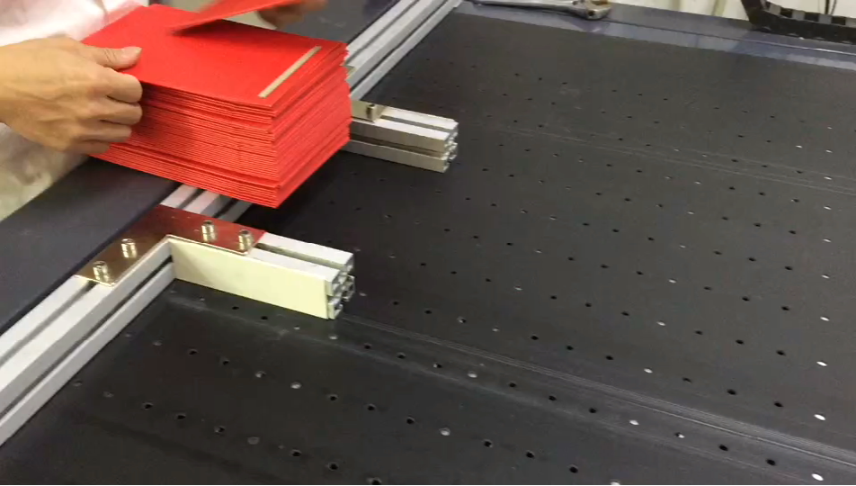 寧波半自動噴霧手機盒組裝機